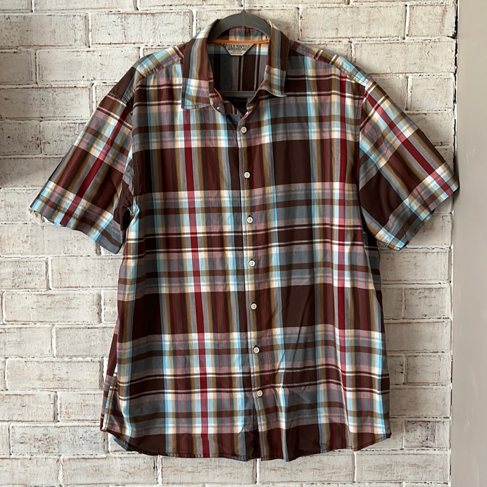 Men’s Old Navy plaid short sleeve button down shirt. Brown/blue/red. Size XL.